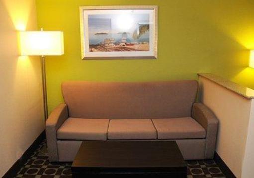 фото отеля Clarion Inn and Suites Virginia Beach