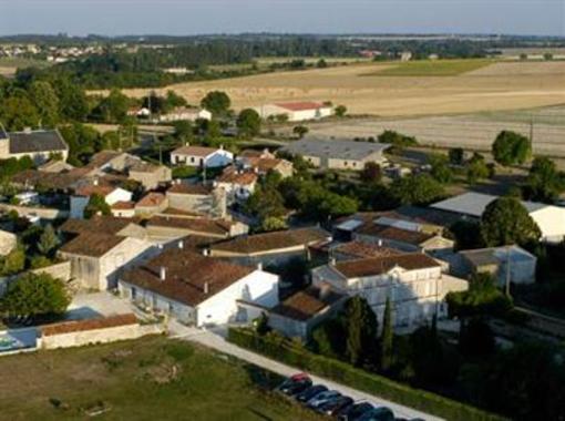 фото отеля Domaine De La Laigne Cottages Asnieres-la-Giraud