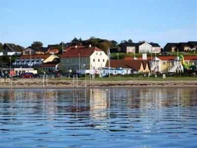 фото отеля Hvalpsund Faergekro