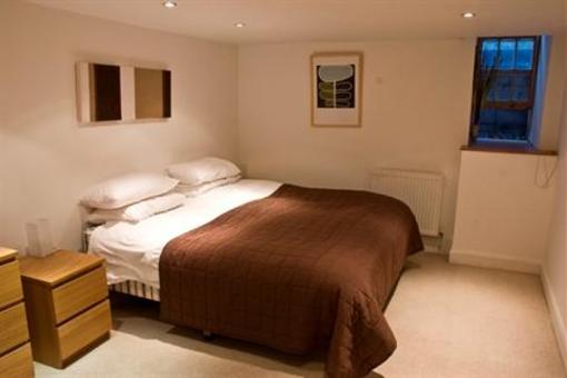 фото отеля 16B York Place Lets In The City Edinburgh