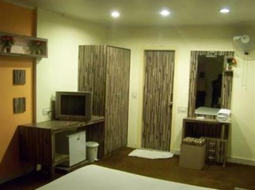фото отеля Embassy Hotel Surat