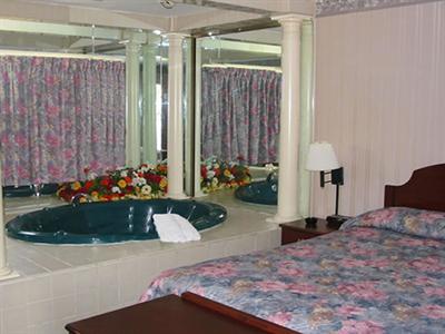 фото отеля Red Carpet Inn West Springfield