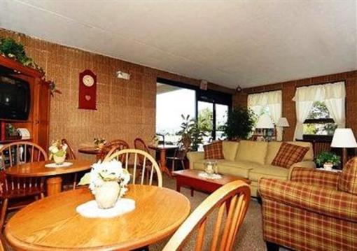 фото отеля Econo Lodge Inn & Suites Outlet Village