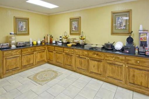 фото отеля Clarion Inn & Suites University Center