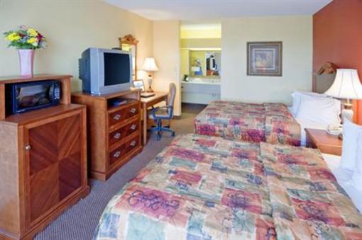 фото отеля Clarion Inn & Suites University Center