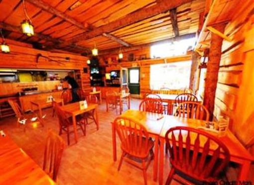 фото отеля Hi Banff Alpine Centre Hostel