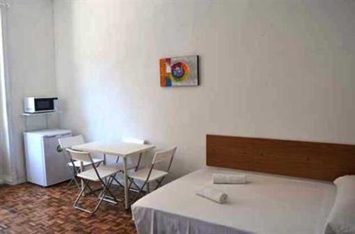 фото отеля Hostal Helena 2
