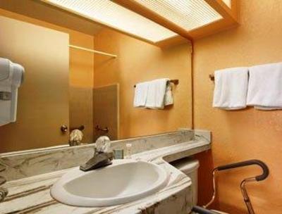 фото отеля Howard Johnson Inn University