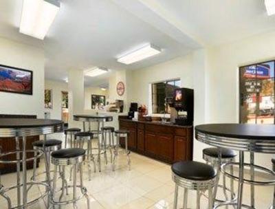 фото отеля Howard Johnson Inn University