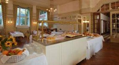 фото отеля Funny Farm Hotel