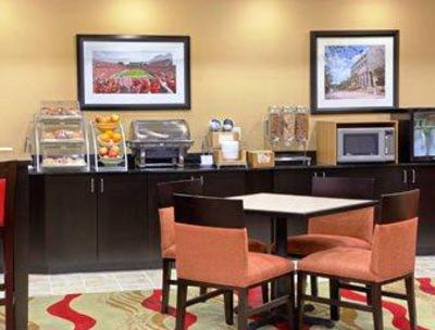 фото отеля Wingate by Wyndham State Arena Raleigh / Cary
