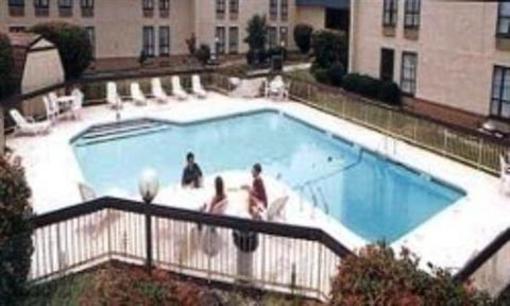 фото отеля Travelers Inn Fayetteville