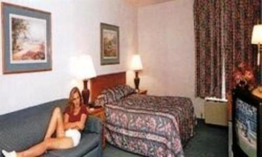 фото отеля Travelers Inn Fayetteville