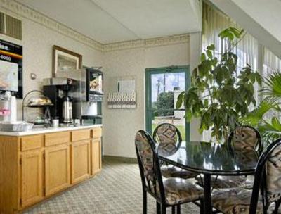 фото отеля Richmond Super 8 Motel