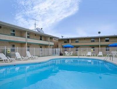 фото отеля Richmond Super 8 Motel