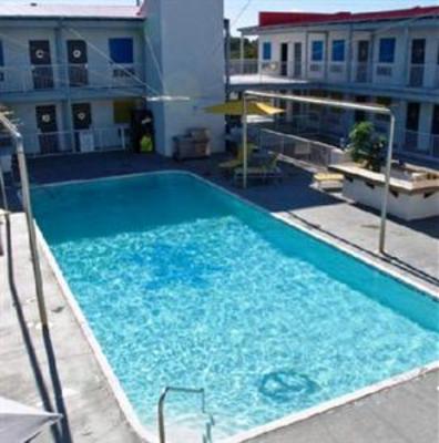 фото отеля Sea & Breeze Hotel Tybee Island
