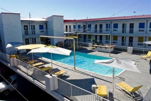 фото отеля Sea & Breeze Hotel Tybee Island