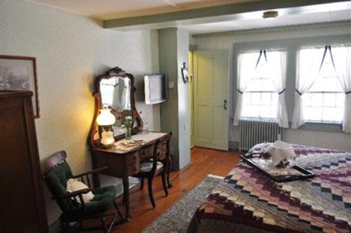 фото отеля Waldo Emerson Inn Bed and Breakfast
