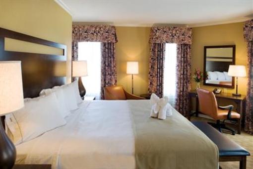 фото отеля Holiday Inn Express Savannah-Historic District