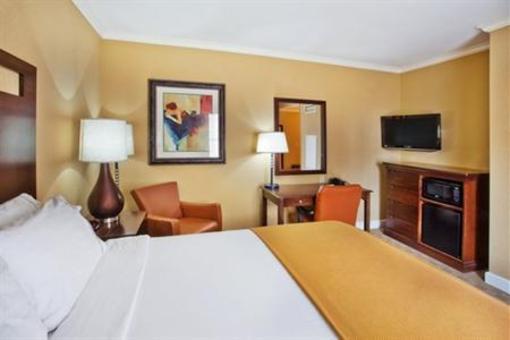 фото отеля Holiday Inn Express Savannah-Historic District