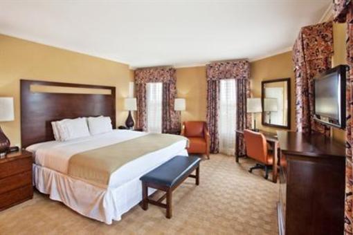 фото отеля Holiday Inn Express Savannah-Historic District