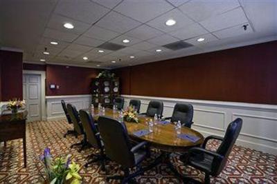 фото отеля Commonwealth Park Suites Hotel
