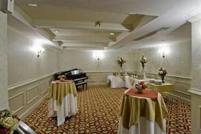 фото отеля Commonwealth Park Suites Hotel