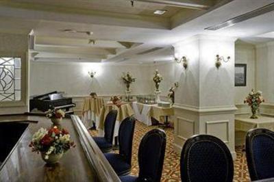 фото отеля Commonwealth Park Suites Hotel