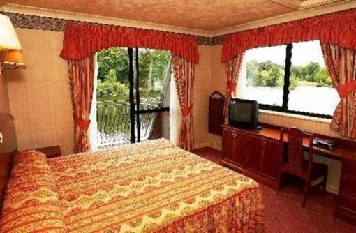 фото отеля Lakeside International Hotel Camberley