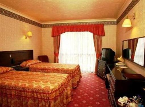 фото отеля Lakeside International Hotel Camberley