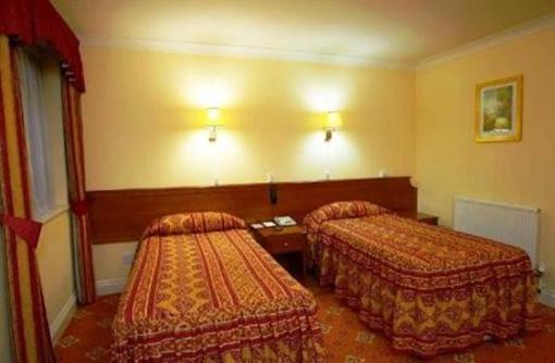 фото отеля Lakeside International Hotel Camberley