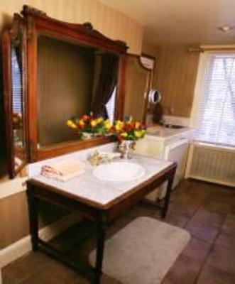 фото отеля Two-O-One Bed and Breakfast