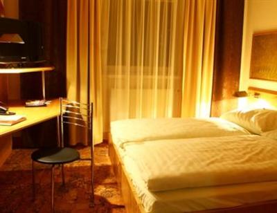 фото отеля Schlosshotel Neufahrn