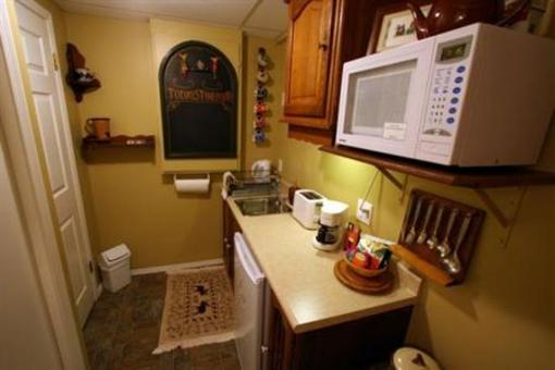 фото отеля Chickadee Pines B&B