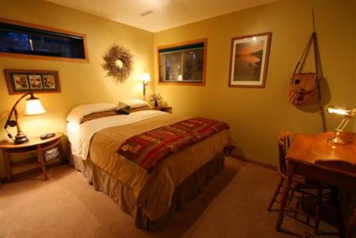 фото отеля Chickadee Pines B&B