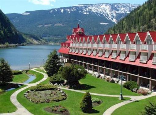 фото отеля Three Valley Lake Chateau Resort Revelstoke