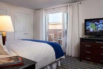 фото отеля Newport Beach Hotel & Suites