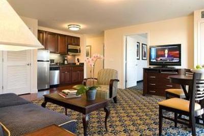 фото отеля Newport Beach Hotel & Suites