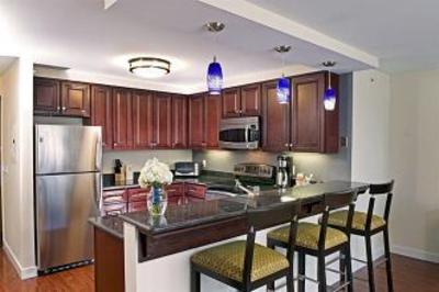 фото отеля Newport Beach Hotel & Suites