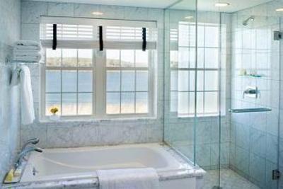 фото отеля Newport Beach Hotel & Suites