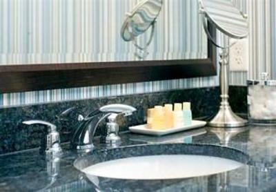 фото отеля Newport Beach Hotel & Suites