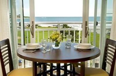 фото отеля Newport Beach Hotel & Suites