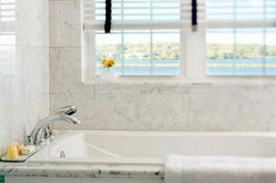 фото отеля Newport Beach Hotel & Suites