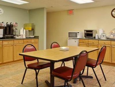 фото отеля Super 8 Stamford New York City Area