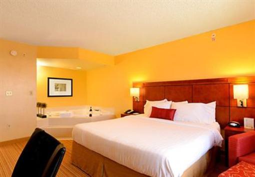 фото отеля Courtyard by Marriott Frederick