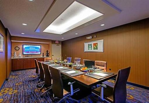фото отеля Courtyard by Marriott Frederick