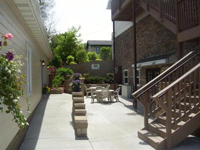 фото отеля Price Pointe Inn