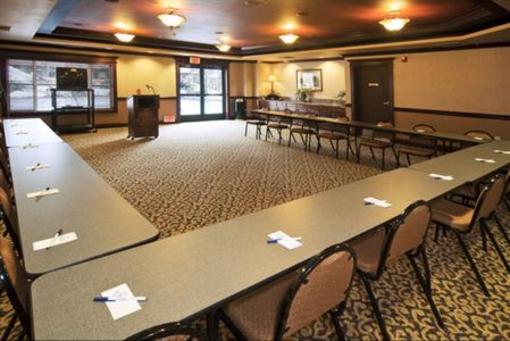 фото отеля Holiday Inn Express & Suites - The Hunt Lodge