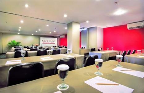 фото отеля Fave Hotel Wahid Hasyim