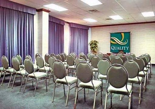 фото отеля Quality Suites Montreal Aeroport